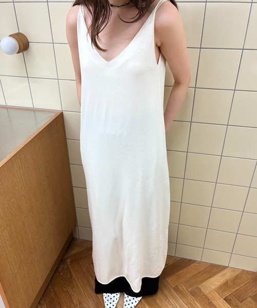 FUULLY STUDIO(フーリィーステューディオ)の「Vネックニットキャミワンピース(ワンピース・レディース・チャコールグレー/アイボリー・FREE)」の6枚目の写真