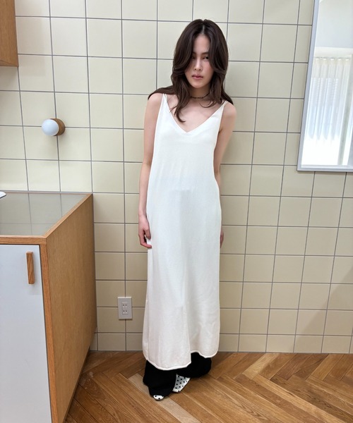 FUULLY STUDIO(フーリィーステューディオ)の「Vネックニットキャミワンピース(ワンピース・レディース・チャコールグレー/アイボリー・FREE)」の7枚目の写真