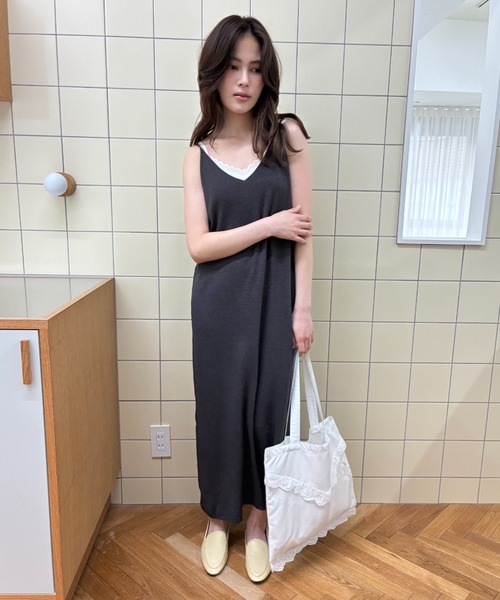 FUULLY STUDIO(フーリィーステューディオ)の「Vネックニットキャミワンピース(ワンピース・レディース・チャコールグレー/アイボリー・FREE)」の16枚目の写真