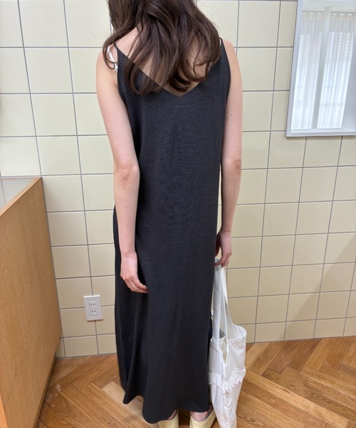 FUULLY STUDIO(フーリィーステューディオ)の「Vネックニットキャミワンピース(ワンピース・レディース・チャコールグレー/アイボリー・FREE)」の19枚目の写真