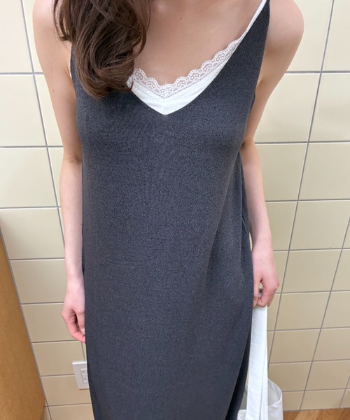 FUULLY STUDIO(フーリィーステューディオ)の「Vネックニットキャミワンピース(ワンピース・レディース・チャコールグレー/アイボリー・FREE)」の4枚目の写真
