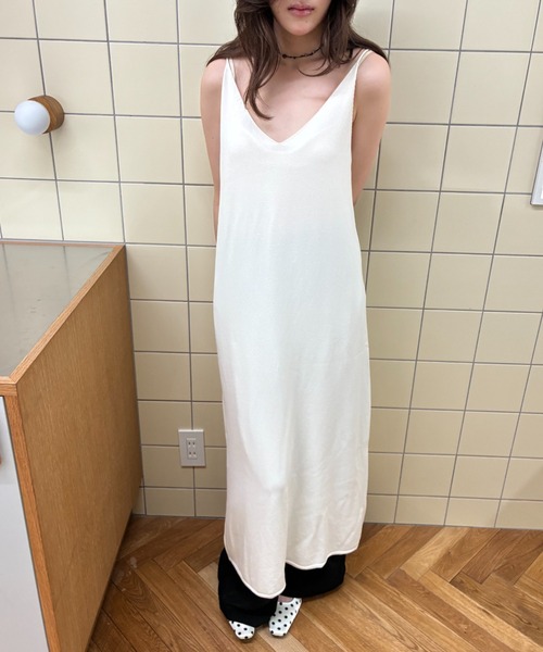 FUULLY STUDIO(フーリィーステューディオ)の「Vネックニットキャミワンピース(ワンピース・レディース・チャコールグレー/アイボリー・FREE)」の8枚目の写真