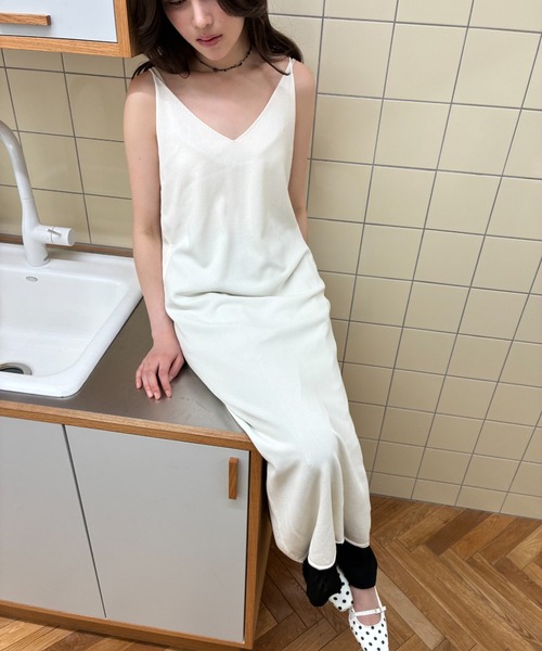 FUULLY STUDIO(フーリィーステューディオ)の「Vネックニットキャミワンピース(ワンピース・レディース・チャコールグレー/アイボリー・FREE)」の21枚目の写真