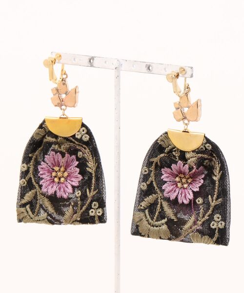 tone(トーン)の「【RosraiE】ビジュー×インド刺繍リボン ロング イヤリング(MA)(イヤリング・レディース・ゴールド・FREE)」の4枚目の写真