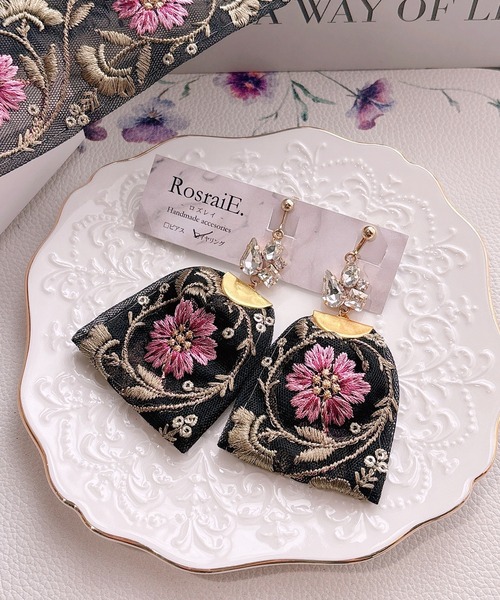 tone(トーン)の「【RosraiE】ビジュー×インド刺繍リボン ロング イヤリング(MA)(イヤリング・レディース・ゴールド・FREE)」の1枚目の写真