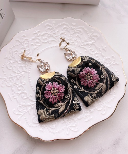 tone(トーン)の「【RosraiE】ビジュー×インド刺繍リボン ロング イヤリング(MA)(イヤリング・レディース・ゴールド・FREE)」の8枚目の写真