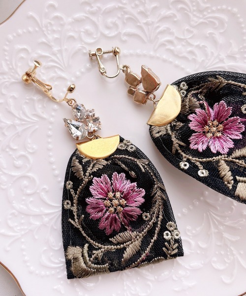 tone(トーン)の「【RosraiE】ビジュー×インド刺繍リボン ロング イヤリング(MA)(イヤリング・レディース・ゴールド・FREE)」の2枚目の写真