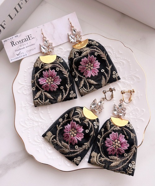 tone(トーン)の「【RosraiE】ビジュー×インド刺繍リボン ロング イヤリング(MA)(イヤリング・レディース・ゴールド・FREE)」の3枚目の写真