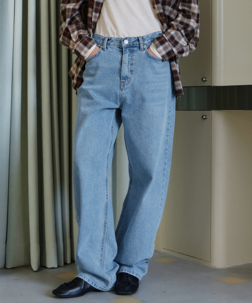 URAGO(ユラーゴ)の「Curved washing denim pants(デニムパンツ・レディース・ブルー・SMALL/MEDIUM/LARGE)」の2枚目の写真