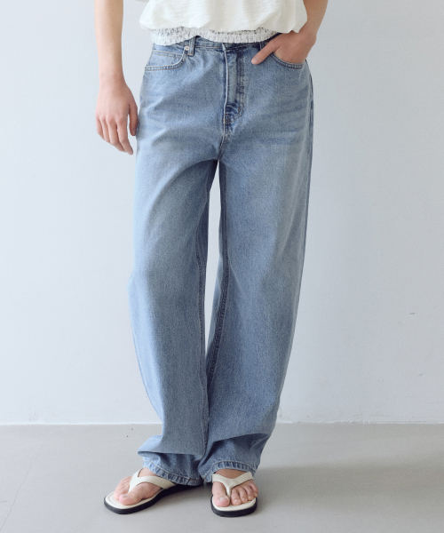 URAGO(ユラーゴ)の「Curved washing denim pants(デニムパンツ・レディース・ブルー・SMALL/MEDIUM/LARGE)」の3枚目の写真