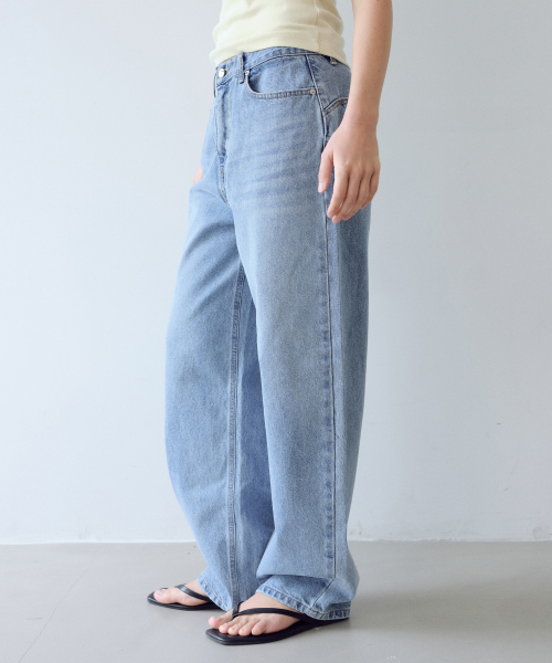 URAGO(ユラーゴ)の「Curved washing denim pants(デニムパンツ・レディース・ブルー・SMALL/MEDIUM/LARGE)」の5枚目の写真