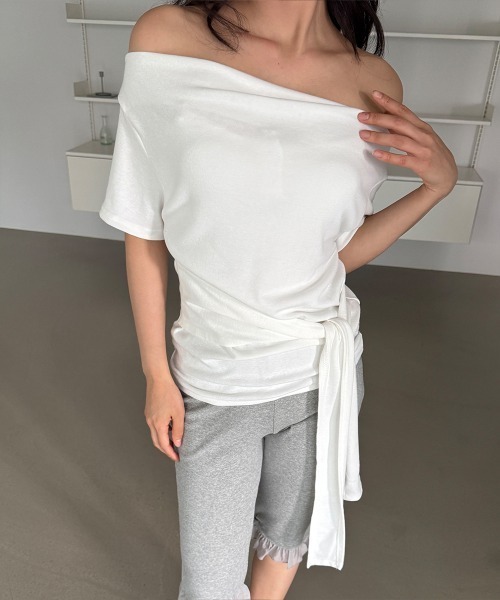 4INT.(フォイント)の「フロント リボン ドレープ リップネック ワン オフショルダー 半袖 Tシャツ(Tシャツ/カットソー・レディース・チャコール/ホワイト/ブラック・FREE)」の2枚目の写真