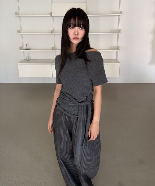 4INT.(フォイント)の「フロント リボン ドレープ リップネック ワン オフショルダー 半袖 Tシャツ(Tシャツ/カットソー・レディース・チャコール/ホワイト/ブラック・FREE)」の3枚目の写真