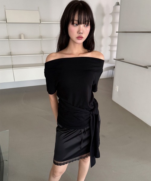 4INT.(フォイント)の「フロント リボン ドレープ リップネック ワン オフショルダー 半袖 Tシャツ(Tシャツ/カットソー・レディース・チャコール/ホワイト/ブラック・FREE)」の21枚目の写真