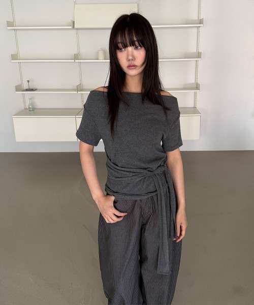 4INT.(フォイント)の「フロント リボン ドレープ リップネック ワン オフショルダー 半袖 Tシャツ(Tシャツ/カットソー・レディース・チャコール/ホワイト/ブラック・FREE)」の5枚目の写真