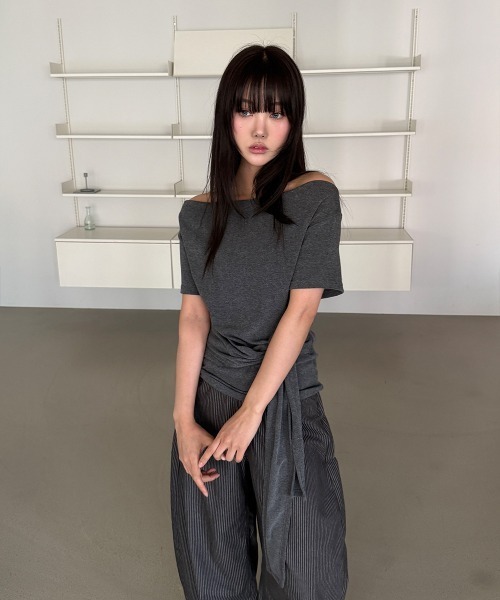 4INT.(フォイント)の「フロント リボン ドレープ リップネック ワン オフショルダー 半袖 Tシャツ(Tシャツ/カットソー・レディース・チャコール/ホワイト/ブラック・FREE)」の6枚目の写真