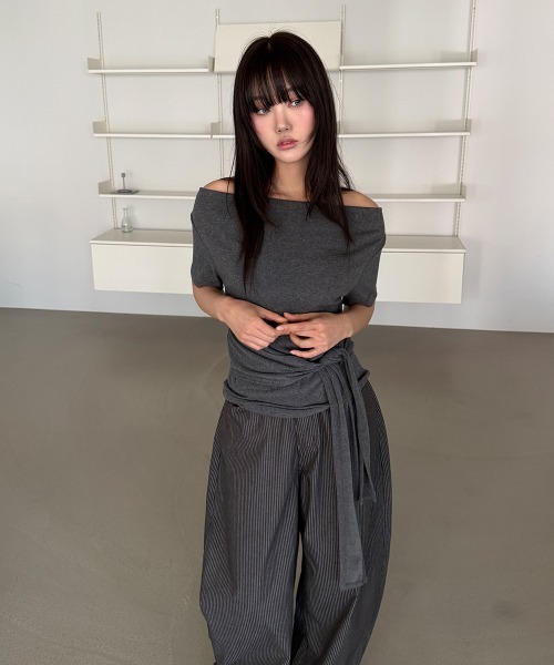 4INT.(フォイント)の「フロント リボン ドレープ リップネック ワン オフショルダー 半袖 Tシャツ(Tシャツ/カットソー・レディース・チャコール/ホワイト/ブラック・FREE)」の7枚目の写真