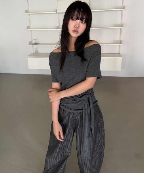 4INT.(フォイント)の「フロント リボン ドレープ リップネック ワン オフショルダー 半袖 Tシャツ(Tシャツ/カットソー・レディース・チャコール/ホワイト/ブラック・FREE)」の8枚目の写真
