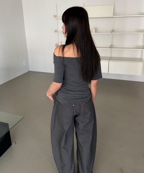 4INT.(フォイント)の「フロント リボン ドレープ リップネック ワン オフショルダー 半袖 Tシャツ(Tシャツ/カットソー・レディース・チャコール/ホワイト/ブラック・FREE)」の9枚目の写真