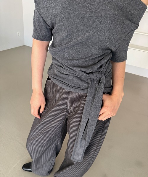 4INT.(フォイント)の「フロント リボン ドレープ リップネック ワン オフショルダー 半袖 Tシャツ(Tシャツ/カットソー・レディース・チャコール/ホワイト/ブラック・FREE)」の11枚目の写真