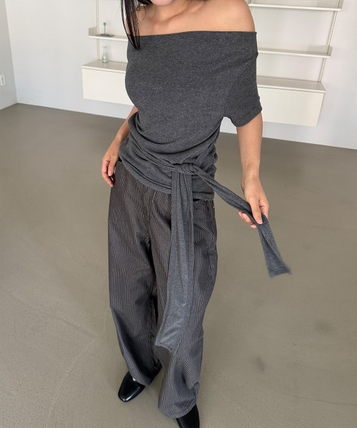 4INT.(フォイント)の「フロント リボン ドレープ リップネック ワン オフショルダー 半袖 Tシャツ(Tシャツ/カットソー・レディース・チャコール/ホワイト/ブラック・FREE)」の12枚目の写真