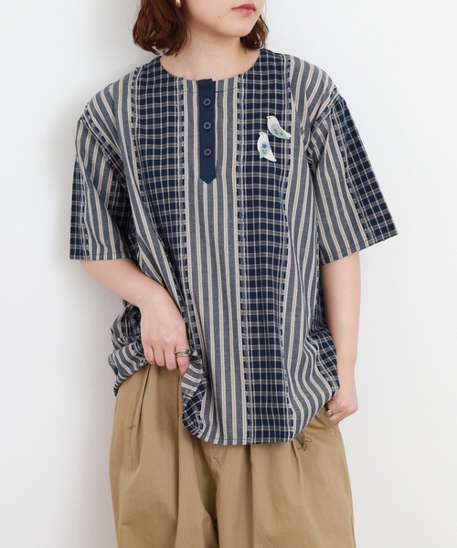 Emago(イマゴ)の「EMAGO ミックス柄ブローチ付ブラウス 半端袖(シャツ/ブラウス・レディース・ネイビー/オリーブ/ベージュ・FREE)」の3枚目の写真