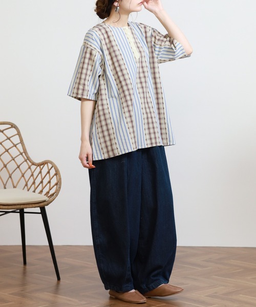 Emago(イマゴ)の「EMAGO ミックス柄ブローチ付ブラウス 半端袖(シャツ/ブラウス・レディース・ネイビー/オリーブ/ベージュ・FREE)」の4枚目の写真