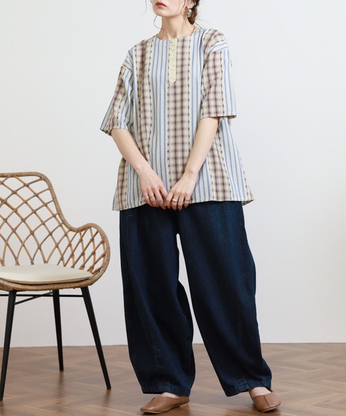 Emago(イマゴ)の「EMAGO ミックス柄ブローチ付ブラウス 半端袖(シャツ/ブラウス・レディース・ネイビー/オリーブ/ベージュ・FREE)」の5枚目の写真