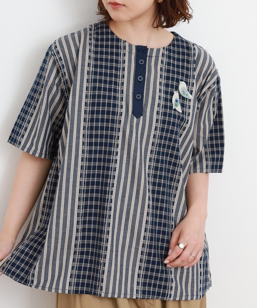 Emago(イマゴ)の「EMAGO ミックス柄ブローチ付ブラウス 半端袖(シャツ/ブラウス・レディース・ネイビー/オリーブ/ベージュ・FREE)」の15枚目の写真