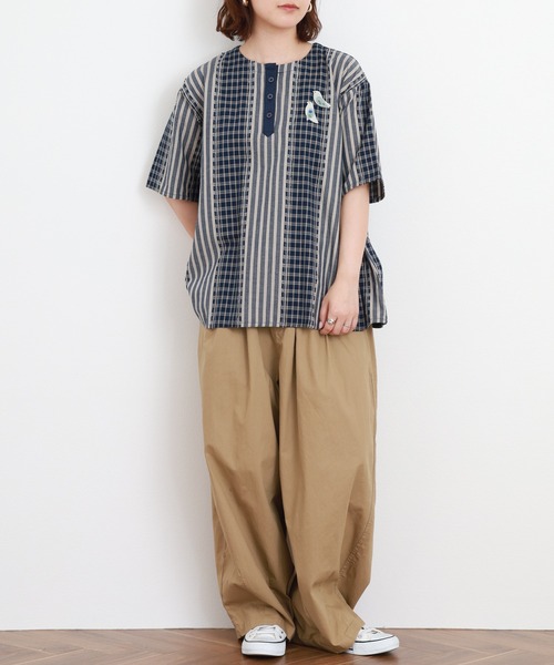 Emago(イマゴ)の「EMAGO ミックス柄ブローチ付ブラウス 半端袖(シャツ/ブラウス・レディース・ネイビー/オリーブ/ベージュ・FREE)」の19枚目の写真