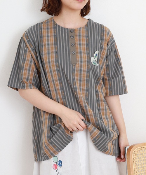 Emago(イマゴ)の「EMAGO ミックス柄ブローチ付ブラウス 半端袖(シャツ/ブラウス・レディース・ネイビー/オリーブ/ベージュ・FREE)」の7枚目の写真