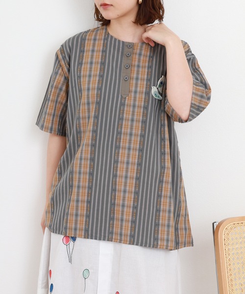 Emago(イマゴ)の「EMAGO ミックス柄ブローチ付ブラウス 半端袖(シャツ/ブラウス・レディース・ネイビー/オリーブ/ベージュ・FREE)」の8枚目の写真