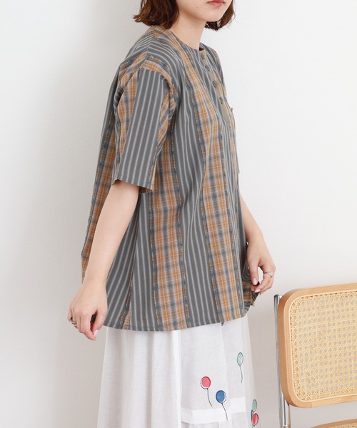 Emago(イマゴ)の「EMAGO ミックス柄ブローチ付ブラウス 半端袖(シャツ/ブラウス・レディース・ネイビー/オリーブ/ベージュ・FREE)」の9枚目の写真