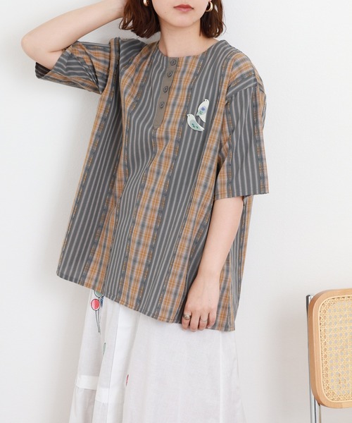 Emago(イマゴ)の「EMAGO ミックス柄ブローチ付ブラウス 半端袖(シャツ/ブラウス・レディース・ネイビー/オリーブ/ベージュ・FREE)」の10枚目の写真
