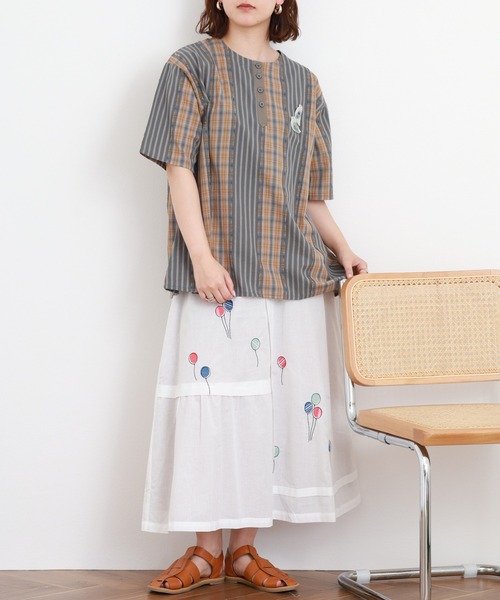 Emago(イマゴ)の「EMAGO ミックス柄ブローチ付ブラウス 半端袖(シャツ/ブラウス・レディース・ネイビー/オリーブ/ベージュ・FREE)」の11枚目の写真