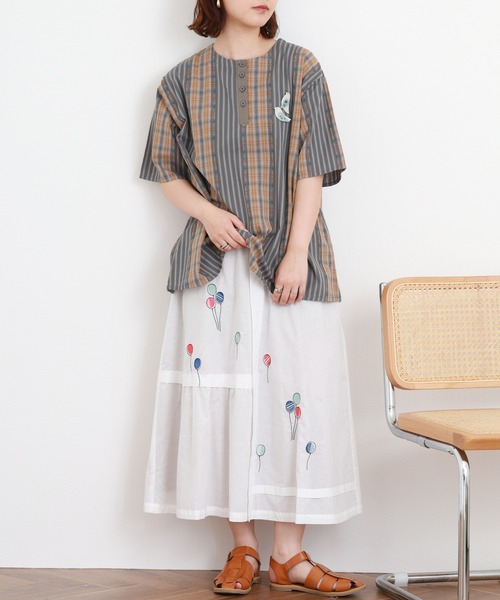 Emago(イマゴ)の「EMAGO ミックス柄ブローチ付ブラウス 半端袖(シャツ/ブラウス・レディース・ネイビー/オリーブ/ベージュ・FREE)」の12枚目の写真