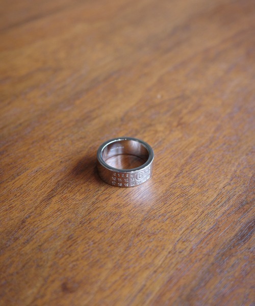 MM6 Maison Margiela(エムエムシックス メゾン マルジェラ)の「MM6 Minimal Logo 8mm(リング・レディース・シルバー・5/7/6)」の1枚目の写真