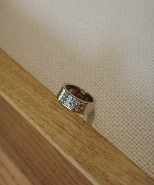 MM6 Maison Margiela(エムエムシックス メゾン マルジェラ)の「MM6 Minimal Logo 8mm(リング・レディース・シルバー・5/7/6)」の2枚目の写真