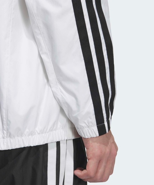 adidas(アディダス)の「マストハブ スリーストライプス 起毛トリコット素材の裏地 ウインドジャケット / アディダス adidas(ジャージ・メンズ・ホワイト・XX-LARGE/3XL/LARGE/MEDIUM/SMALL/X-LARGE/X-SMALL)」の6枚目の写真
