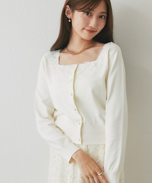 La boutique BonBon(ラブティックボンボン)の「【お気に入り総選挙3位!・最強愛されニット】スクエアネックレース付きカーディガン(カーディガン/ボレロ・レディース・ネイビー/ブラウン/オフホワイト/ボルドー・FREE)」の2枚目の写真