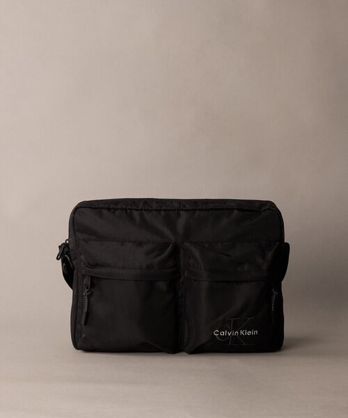 Calvin Klein(カルバン・クライン)の「クロスボディバッグ - リップストップフライトバッグ(ショルダーバッグ・メンズ・ブラック・FREE)」の1枚目の写真