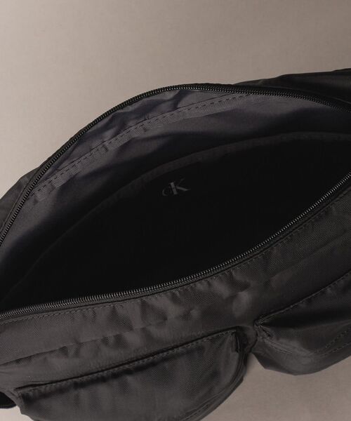 Calvin Klein(カルバン・クライン)の「クロスボディバッグ - リップストップフライトバッグ(ショルダーバッグ・メンズ・ブラック・FREE)」の3枚目の写真