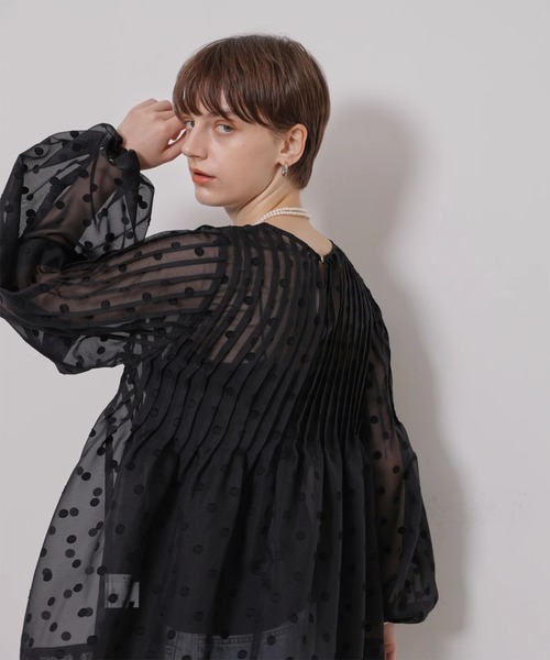 CADUNE(カデュネ)の「ドットジャガードピンタックブラウス(シャツ/ブラウス・レディース・ホワイト/ブラック・38/36)」の3枚目の写真