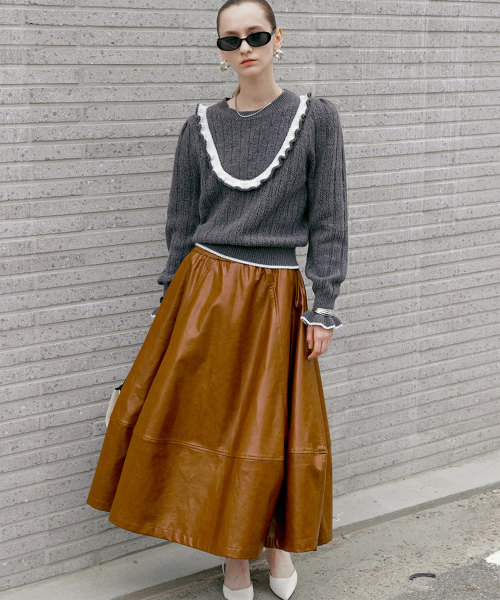 DEWEDEWE(デュイデュイ)の「ボリュームレザー スカート (2カラー)(スカート・レディース・ブラック/ブラウン・SMALL/MEDIUM)」の3枚目の写真