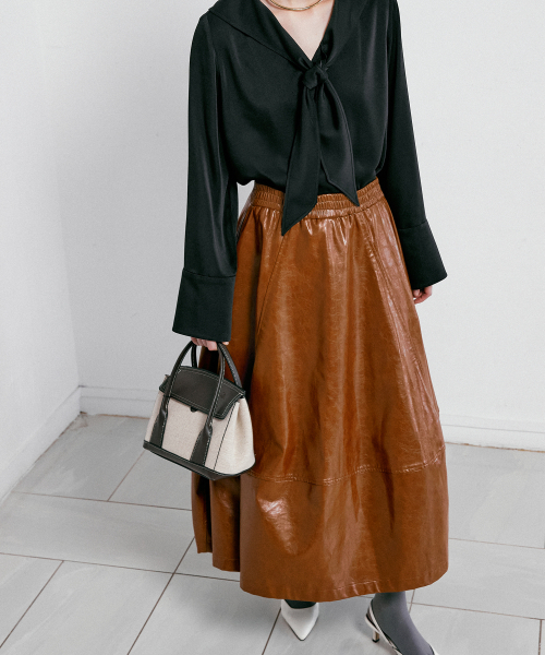 DEWEDEWE(デュイデュイ)の「ボリュームレザー スカート (2カラー)(スカート・レディース・ブラック/ブラウン・SMALL/MEDIUM)」の4枚目の写真