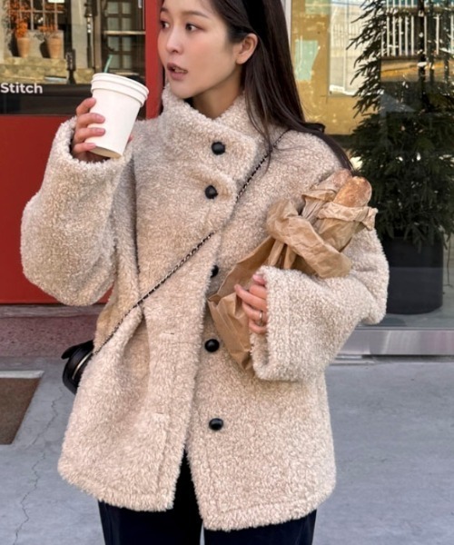 Aelina(エリナ)の「スタンドカラーフェイクムートンコート(その他アウター・レディース・ブラウン/ベージュ/チャコールグレー・FREE)」の11枚目の写真
