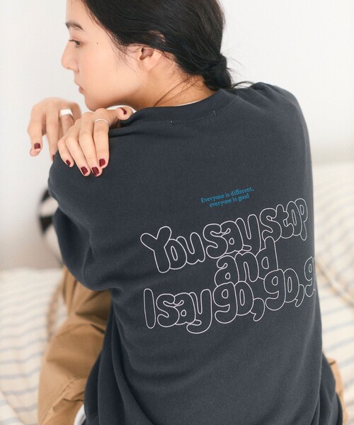 AMERICANA(アメリカーナ)の「Americana/アメリカーナ Americana × Firsthand 別注 裏毛 アウトラインロゴプリント ロングスリーブTシャツ(Tシャツ/カットソー・レディース・モカ/オフホワイト/チャコールグレー・FREE)」の2枚目の写真