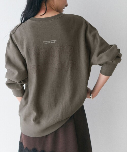 AMERICANA(アメリカーナ)の「Americana/アメリカーナ Americana × Firsthand 別注 裏毛 アウトラインロゴプリント ロングスリーブTシャツ(Tシャツ/カットソー・レディース・モカ/オフホワイト/チャコールグレー・FREE)」の3枚目の写真