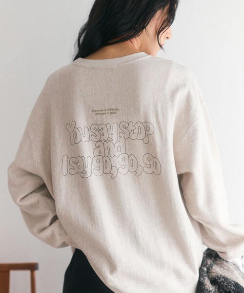 AMERICANA(アメリカーナ)の「Americana/アメリカーナ Americana × Firsthand 別注 裏毛 アウトラインロゴプリント ロングスリーブTシャツ(Tシャツ/カットソー・レディース・モカ/オフホワイト/チャコールグレー・FREE)」の4枚目の写真