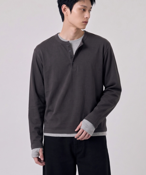 UNDEROFF(アンダーオフ)の「クロップドヘンリーネックロングスリーブTシャツ ダークグレー(Tシャツ/カットソー・メンズ・チャコール・LARGE/X-LARGE/MEDIUM)」の2枚目の写真